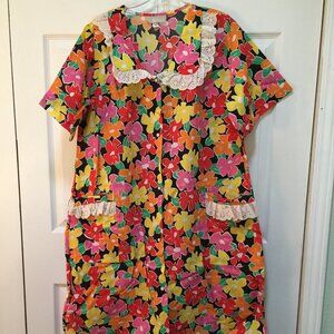 VTG Danni House Dress/Shift Flower Power Eyelet Trim Snap Front Robe Large